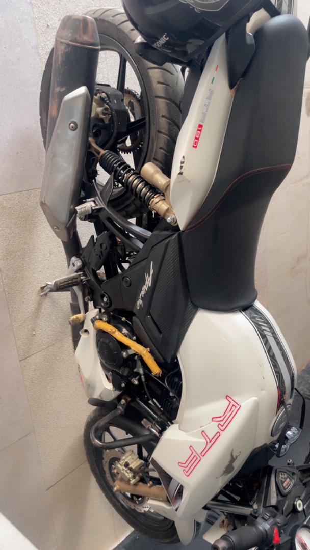 🏍️🔥 MOTO APACHE 180 EN VENTE – BON ÉTAT 🔥🏍️