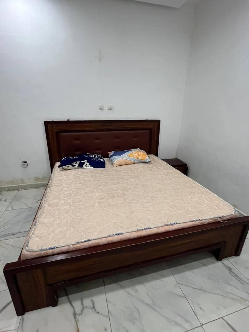 🛏️ À SAISIR : LIT 3 PLACES EN BOIS ROUGE 🛏️